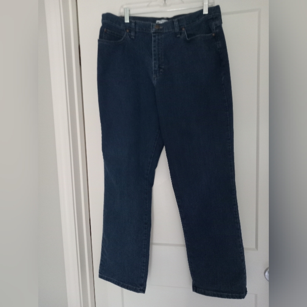 Lee Jeans Relaxed Fit At The Waist Size 18 EUC Like New Med to Dark Blue